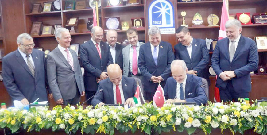 Representatives from the Amman and Istanbul chambers of commerce during a signing ceremony on Wednesday (Petra photo)