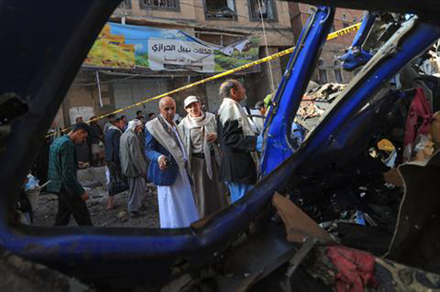 People assess the damage caused by a US airstrike in a neighbourhood in the Huthi-controlled Yemeni capital Sanaa on April 21, 2025 (AFP photo)