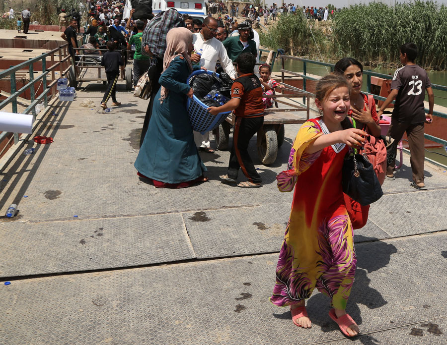 Displaced Iraqis from Ramadi cross the Bzebiz Bridge fleeing fighting in Ramadi, 65km west of Baghdad, Iraq, on Wednesday (AP photo)
