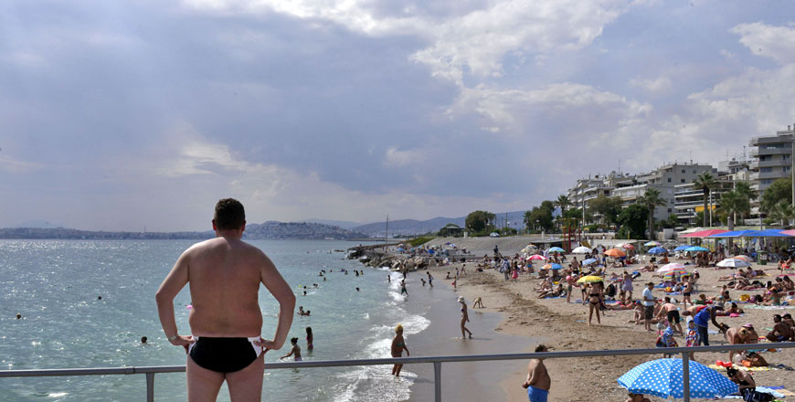 Greeks enjoy a day out on the beach in Athens on Sunday (AFP photo)