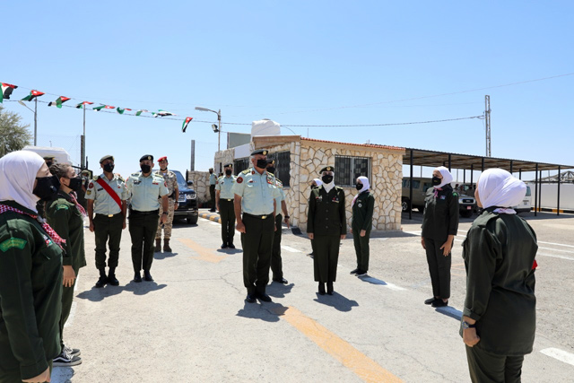 Chairman of the Joint Chiefs of Staff Maj. Gen. Yousef Huneiti  visited the Great Arab Revolt Secondary Schools and Al Hussein Secondary Schools for Girls, affiliated with the Directorate of Military Education and Culture (Petra photos)
