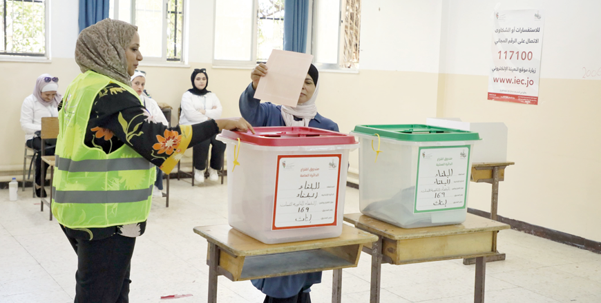 A woman casts her ballot on Tuesday in Salt in Balqa governorate during the parliamentary elections  (Photo by Ahmad Khlifat)
