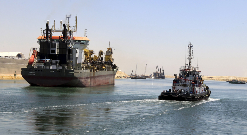 A cargo ship is seen crossing through the New Suez Canal, Ismailiya, Egypt, on Wednesday (Reuters photo)