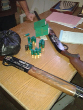 Weapons and ammo confiscated from unlicensed hunters who were caught on Wednesday in the Eastern Badia (Photo courtesy of Royal Society for the Conservation of Nature)