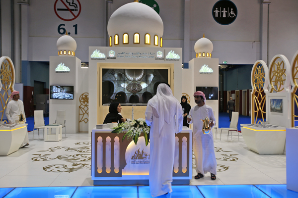 In this October 19  photo, an exhibitor offers traditional Arabic coffee to a visitor at the Sheikh Zayed Grand Mosque boot during the opening day of The World Halal Travel Summit & Exhibition in Abu Dhabi, United Arab Emirates (AP photo)