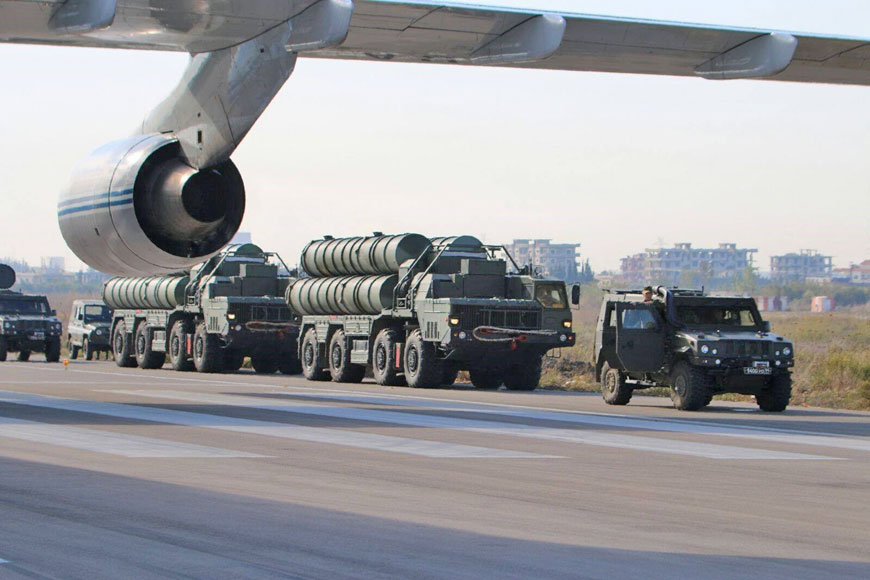 This handout picture obtained from the Russian defence ministry’s official Facebook page on Thursday shows Russia’s S-400 air defence missile systems at an airfield at the Hmeimim Air Base in the Syrian province of Latakia (AFP photo)