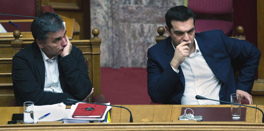 Greek Finance Minister Euclid Tsakalotos (left) and Greek Prime Minister Alexis Tsipras attend a parliamentary session in Athens on Saturday (AFP photo)