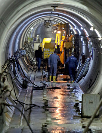 Employees work at strengthening the Mosul Dam in northern Iraq on Wednesday. Iraq said Tuesday that Italian firm Trevi will repair and maintain the country's largest dam, which is in danger of a catastrophic collapse that would devastate areas to the south after a lapse in maintenance when Daesh militants seized it in 2014, according to Agence France-Presse (Reuters photo)