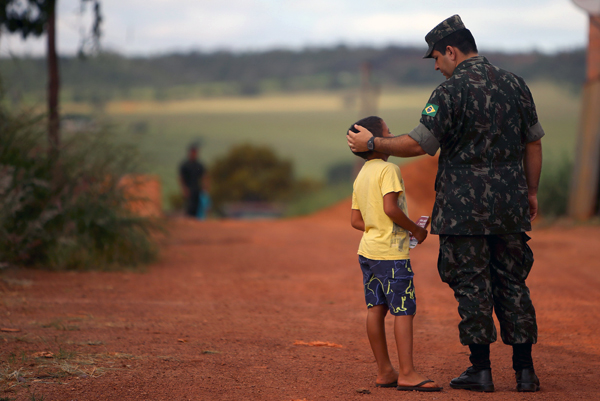 A Brazilian Army soldier talks with a child during the National Day of Mobilisation Zika Zero at Sao Sebastiao neighbourhood in Brasilia, Brazil, February 13 (Reuters photo)