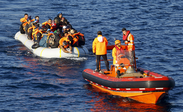 A Turkish Coast Guard fast rigid-hulled inflatable boat tows refugees and migrants in a dinghy in Turkish territorial waters of the north Aegean Sea, following a failed attempt at crossing to the Greek island of Lesbos, off the shores of Canakkale, Turkey, in this November 9, 2015 file photo (Reuters photo)