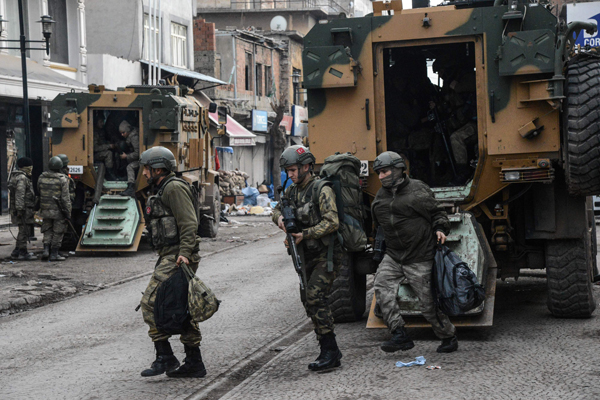Turkish soldiers prepare themselves for military action during a curfew on Friday at Diyarbakir's historical Sur district, eastern Turkey (AFP photo)