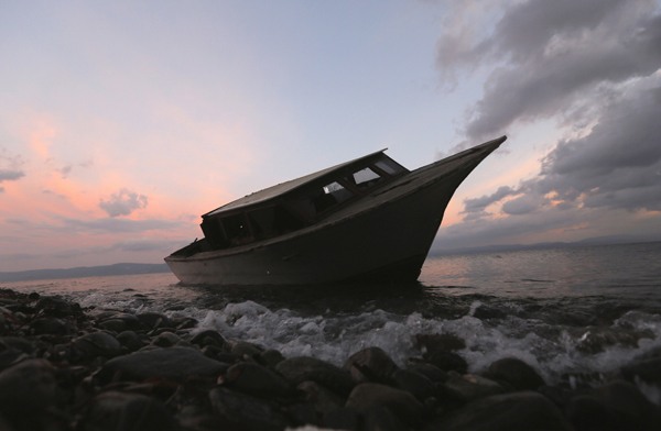 A boat used by refugees and migrants to travel across the Aegean Sea from the Turkish coast is seen on a beach, on the Greek island of Lesbos, in this November 21, 2015 file photo (Reuters photo)
