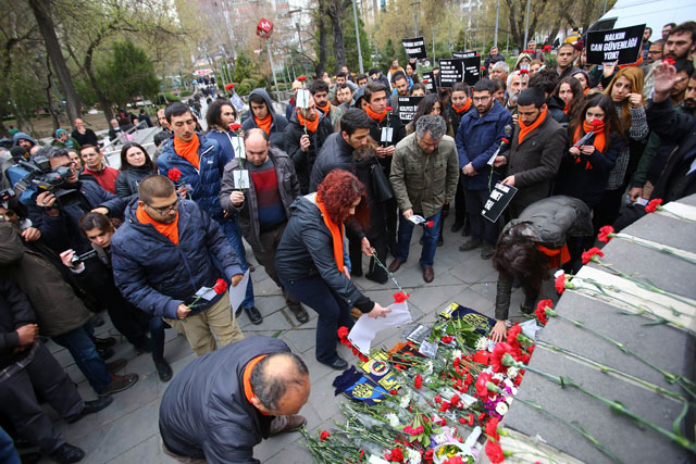 People lay flowers at a makeshift memorial for the victims of Sunday’s suicide bomb attack in Ankara on Tuesday (AFP photo)