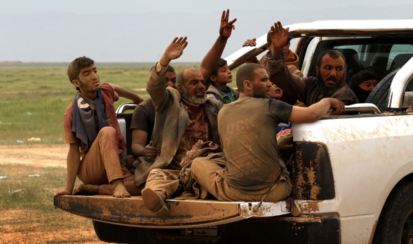 Iraqis fleeing the violence in the northern city of Mosul arrive at the Kurdish checkpoint of Makhmur, about 280 kilometres  north of the capital Baghdad on Saturday (AFP photo)