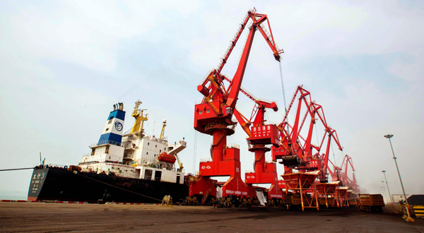This photo taken on Tuesday, shows imported coal being unloaded from a cargo ship at a port in Lianyungang, east China's Jiangsu province (AFP photo)