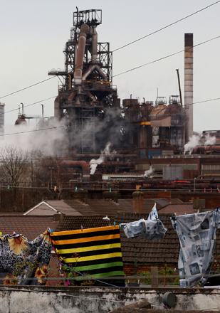 Washing hangs on a line in the garden of a home near the Tata Steel’s plant at Port Talbot, south Wales, on Friday (AFP photo)