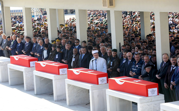 Mourners attend the funeral ceremonies of Turkish police officers Necdet Alici, Mustafa Yigitalp, Mehmet Fatih Ertugrul and Alper Zor, who were among seven Turkish police officers killed the day before in a bomb attack on their vehicle in the Kurdish-majority southeastern city of Diyarbakir, on Friday, at the Kocatepe Mosque in Ankara (AFP photo)