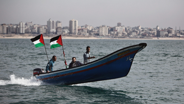 Gaza fishermen steer their boat as they start fishing off the coast of the Gaza Strip on Sunday (AFP photo)
