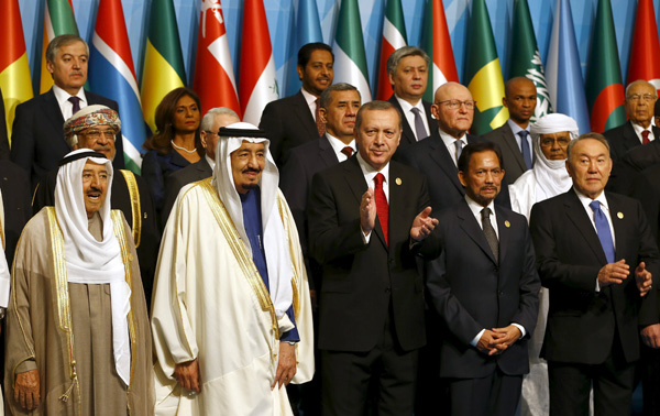Turkish President Recep Tayyip Erdogan (centre) poses with Emir of Kuwait Sheikh Sabah Al Ahmad Al Sabah (left), King Salman of Saudi Arabia (2nd left), and Sultan of Brunei Hassanal Bolkiah (2nd right), and Kazakhstan's President Nursultan Nazarbayev (right) for a family photo during the Organisation of Islamic Cooperation Summit in Istanbul on Thursday (Reuters photo)