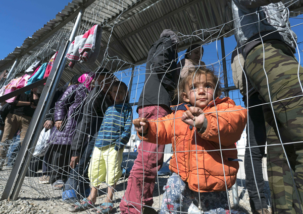 Refugees queue for food at a makeshift camp at the Greek border village of Idomeni on Thursday (AFP photo)
