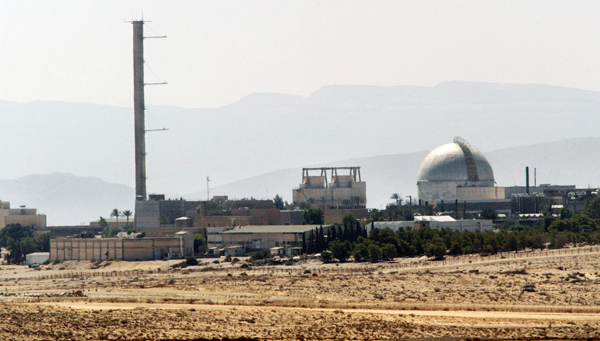 This file photo taken on September 8, 2002, shows a partial view of the Dimona nuclear power plant in the southern Israeli Negev Desert (AFP photo)