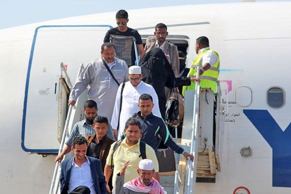Passengers disembark from a Yemenia aircraft coming from Jordan, on Thursday, at the international airport of the southern port city of Aden, as the first passenger plane landed after the airport reopened after months of closure due to security issues (AFP photo)