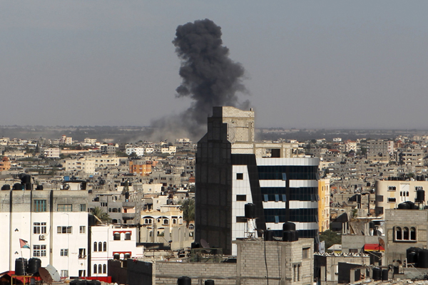 Smoke rises following an Israeli air strike in Rafah, in the southern Gaza Strip, on Thursday (AFP photo)