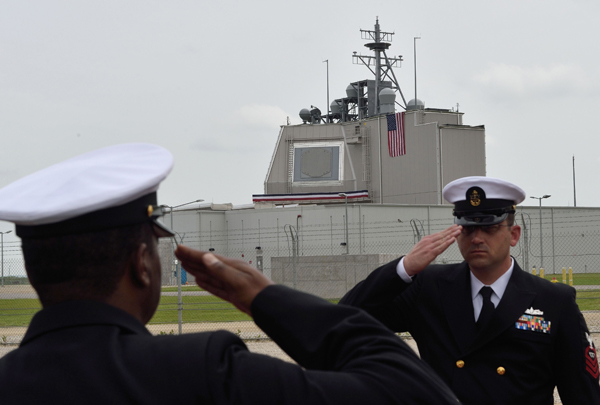 US army servicemen salute during the inauguration ceremony of the Aegis Ashore Romania facility at the Deveselu Military Base on Thursday (AFP photo)