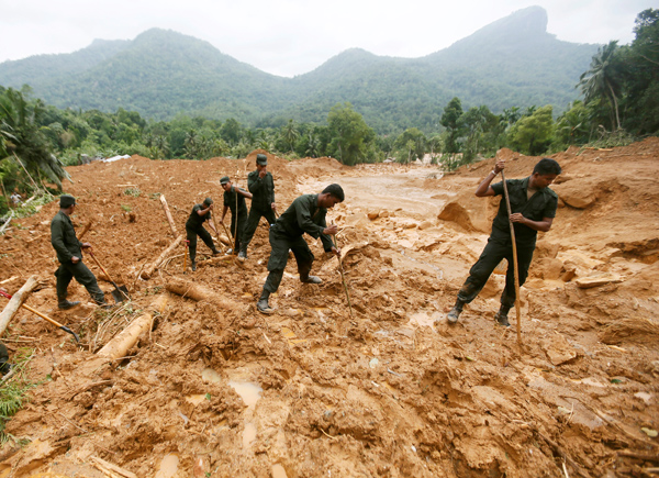 Members of Sri Lankan military rescue team work at the site of a landslide at Elangipitiya village in Aranayaka, Sri Lanka, on Thursday (Reuters photo)