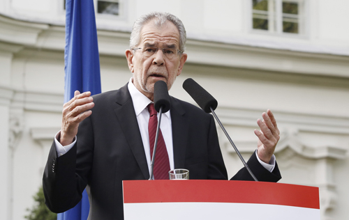 The green candidate for Austrian presidency Alexander Van der Bellen addresses a press conference after wining the election in Vienna, Austria, on Monday (AFP photo)
