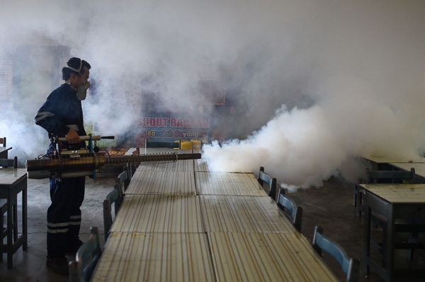 A pest control worker fumigates a classroom on the eve of the annual national Primary School Evaluation Test in Kuala Lumpur, on Sunday (AFP photo)