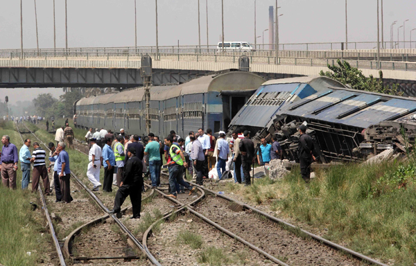 Egyptians check the wreckage of a train after it derailed near the village of Al Ayyat in Giza on the southern outskirts of the capital Cairo on Wednesday (AFP photo)