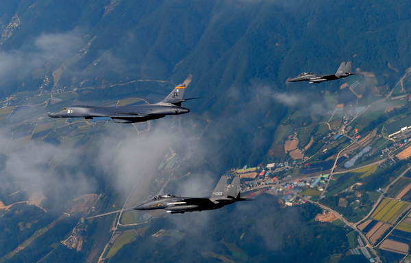 A US Air Force B-1B Lancer (left) deployed to Andersen Air Base, Guam, and two F-15K Slam Eagles assigned to Daegu Air Base, Republic of Korea, fly over ROK skies, on Wednesday (AFP photo/Republic of Korea Air Force/ Chief Master Sgt. Kim, Kyeong Ryul)