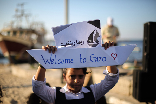 Palestinians stage a demonstration to welcome 'Zaytouna' Women's Flotilla, a Gaza-bound aid ship, in Gaza City, Gaza, on Wednesday (Anadolu Agency photo)