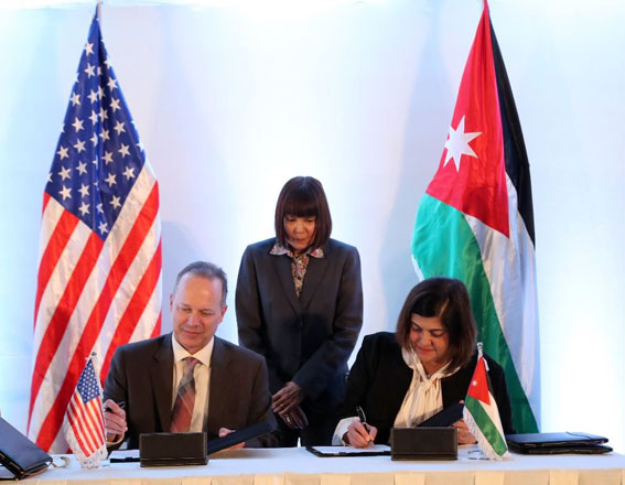 Minister of Planning and International Cooperation Mary Kawar and USAID Mission Director to Jordan Jim Barnhart sign aid agreements in Jerash on Tuesday (Photo courtesy of Planning Ministry)