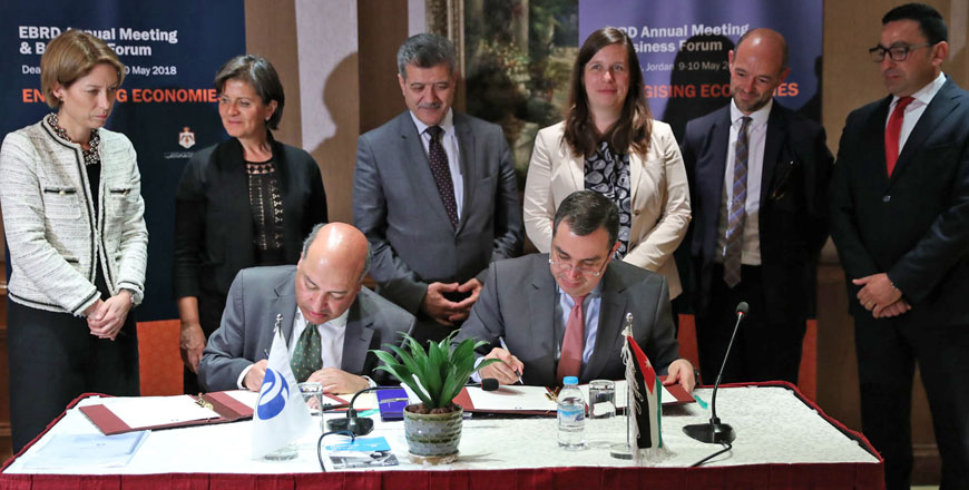 Planning Minister Imad Fakhoury and European Bank for Reconstruction and Development President Suma Chakrabarti sign a memorandum of understanding on Sunday (Photo courtesy of Planning Ministry)