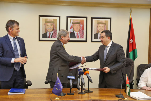 Planning and International Cooperation Minister Imad Fakhoury and Commissioner for European Neighbourhood Policy and Enlargement Negotiations Johannes Hahn sign two grant agreements to support economic growth and partnerships (Photo of Ministry of Planning and International Cooperation)