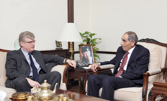 Interior Minister Ghaleb Zu’bi holds talks with US Deputy Assistant Secretary of State for Population, Refugees, and Migration Simon Henshaw in Amman on Tuesday (Petra photo)