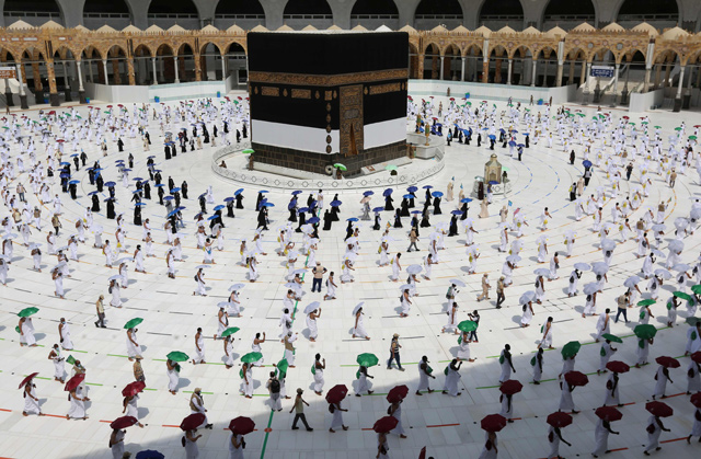 A photo taken on Wednesday shows pilgrims circumambulating around the Kaaba, Islam's holiest shrine, at the centre of the Grand Mosque in the holy city of Mecca, at the start  of the annual Hajj  (AFP photo)