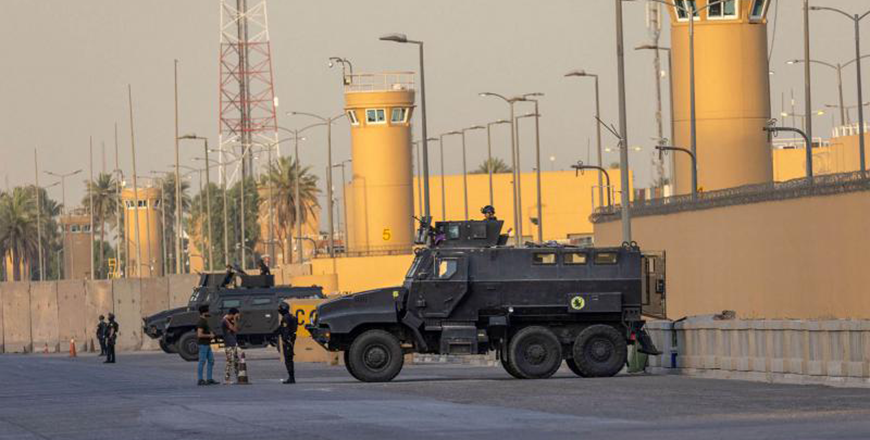 A file photo shows Iraqi security forces standing guard outside the US embassy in Baghdad, Iraq (AFP photo)