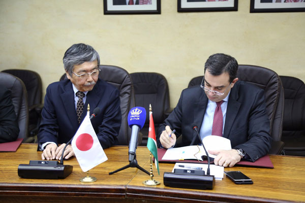 Minister of Planning and International Cooperation Imad Fakhoury signs a loan agreement with Japan’s Ambassador to Jordan Shuichi Sakurai in Amman on Wednesday (Photo courtesy of Ministry of Planning and International Cooperation)