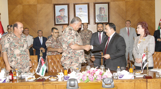 Chairman of the Joint Chiefs of Staff Lt. Gen. Mahmoud Freihat and the Iraqi Defence Minister Irfan Hayali sign a security agreement on Sunday (Petra photo)