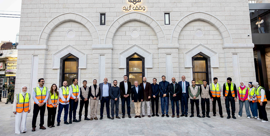 His Majesty King Abdullah on Monday visits Waqf Thareed, a charitable initiative located next to the Grand Al Husseini Mosque in downtown Amman. Waqf Thareed provides nutritious free meals through distribution centres, in line with the Sunnah, the teachings of Prophet Muhammad, peace be upon him (Photo courtesy of Royal Court)