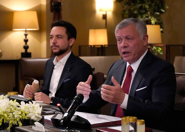 His Majesty King Abdullah, accompanied by HRH Crown Prince Hussein, meets with young entrepreneurs on Wednesday (Photo courtesy of Royal Court)