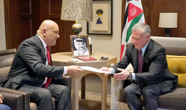 His Majesty King Abdullah meets with Yemeni Foreign Minister Khalid Yamani at Al Husseiniya Palace on Thursday (Photo courtesy of Royal Court)