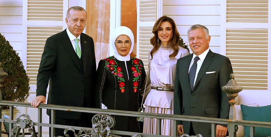 Their Majesties King Abdullah and Queen Rania meet with Turkish President Recep Tayyip Erdogan and his wife Emine Erdogan in Istanbul on Saturday (Photo courtesy of Royal Court)