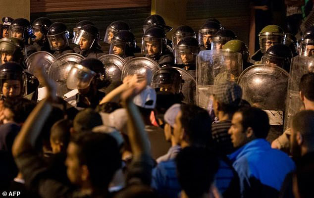 Police face protesters during a night demonstration in Morocco's Al Hoceima on June 9 (AFP photo)