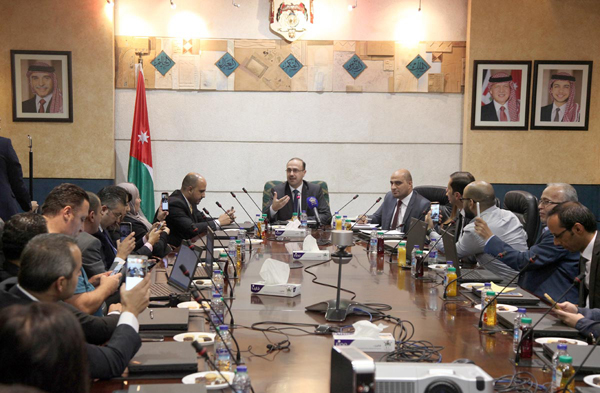 Government Spokesperson Mohammad Momani meets with social media activists at the Prime Ministry on Monday (Petra photo)