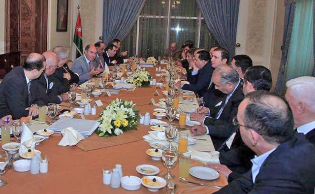 Prime Minister Hani Mulki and several ministers meet with chief editors of daily newspapers and columnists on Sunday (Photo by Ahmad Assaf)