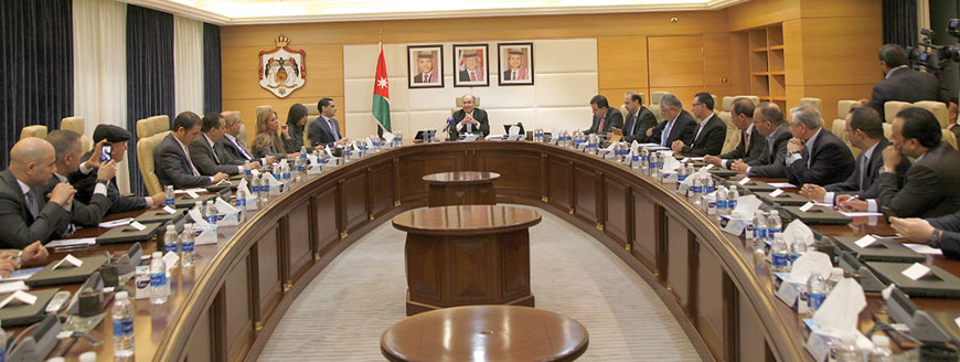 Prime Minister Hani Mulki meets with media personnel in Amman on Sunday (Petra photo)